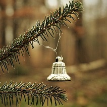 FichtenZweig Mit Goldenem Glöckchen.