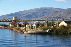 Titicacasee mit Schilfinseln und Schilfbooten