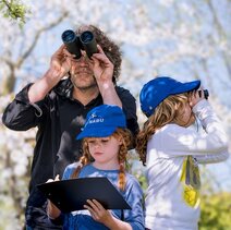 Eine Familie Beim Beobachten Von Vögeln