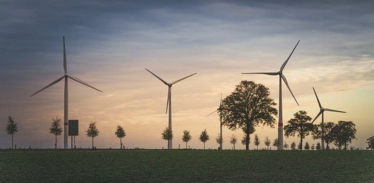 WindRäder Auf Einem Feld.