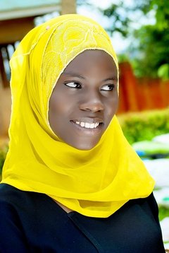 Afrikanisches Mädchen mit gelbem Kopftuch