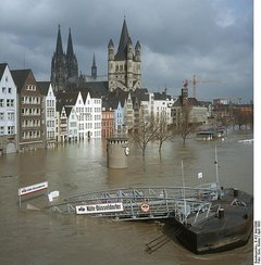 Überschwemmte Häuser am Rheinufer in Köln.