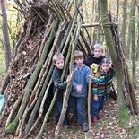 Kinder mit Waldhütte