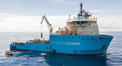 Das Schiff von The Ocean CleanUp auf dem Meer