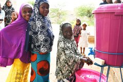 Mädchen An WasserTank In Niger