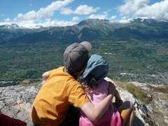 Zwei Kinder schauen in ein Alpental