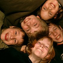 Lachende KinderGesichter.