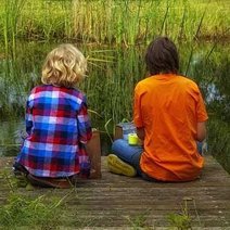 Zwei Kinder Auf Einem Steg An Einem Teich.