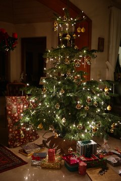 Weihnachtsbaum mit Schmuck und Geschenken
