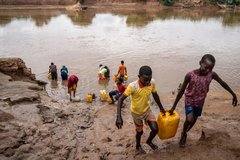 Kinder In Somalia Holen Wasser Vom Fluss