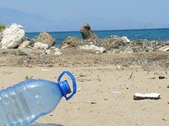 Leere Wasserflasche am Strand