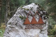 Findling mit Aufschrift "Nationalpark Berchtesgaden"