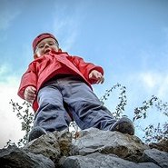 Junge auf einem Felsen