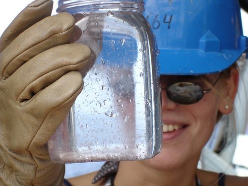 Cornelia Jaspers auf einem Forschungsschiff mit Plankton im Glas