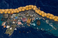 Müll hinter dem Aufsammelsystem von The Ocean CleanUp