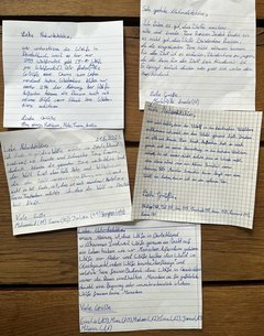 PinnWand Mit Angepinnten Briefen Der Kinder