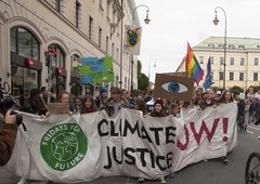 Jugendliche Tragen Ein Banner Bei Einer Demonstration Von Fridays For Future.