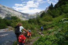 Wandernde Familie in den Alpen.
