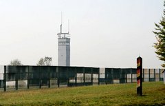 Grenzzaun und Wachturm an der deutsch-deutschen Grenze